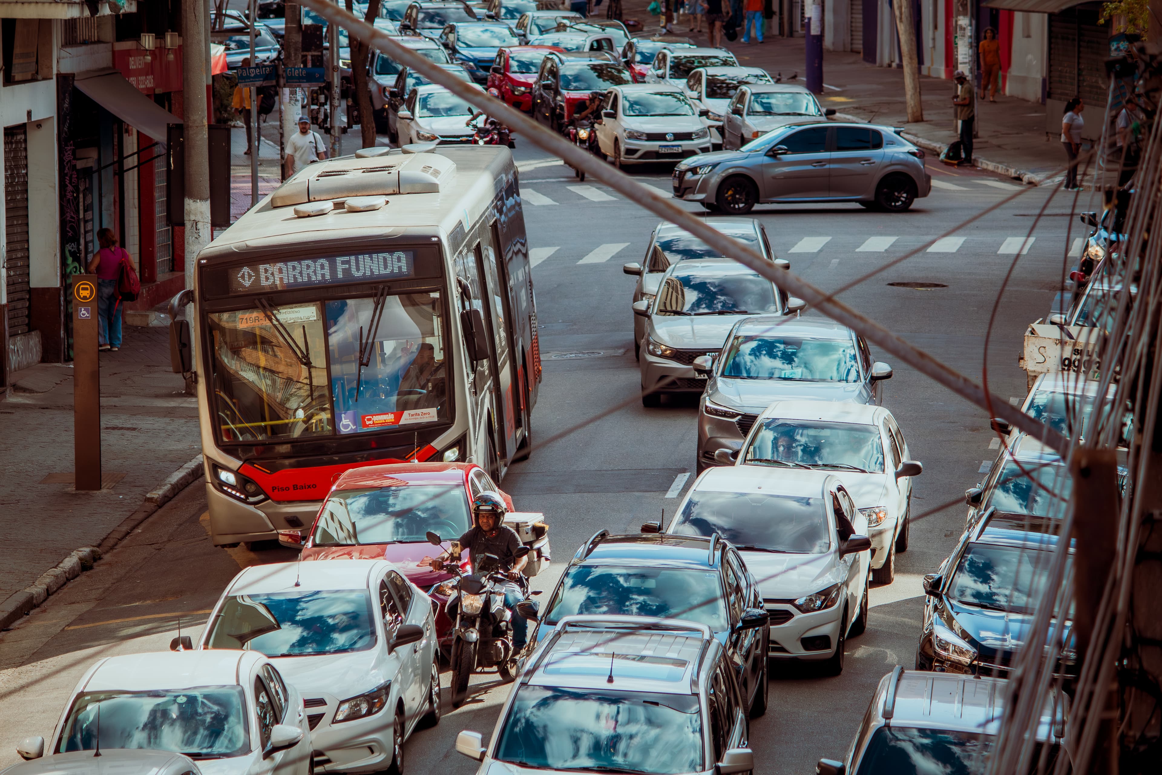 A descarbonização do transporte no Brasil: caminhos futuros para um plano nacional